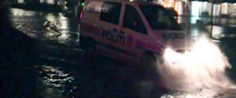 Her kjemper politibilen med vannmassene