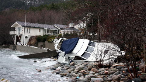 STORE KREFTER: Her er en b�t blitt skyldt opp p� land etter at bryggen p� Cap Clara b�thavn i Molde ble tatt av stormen Dagmar natt til mandag. Foto: Kjell Herksedal / Scanpix