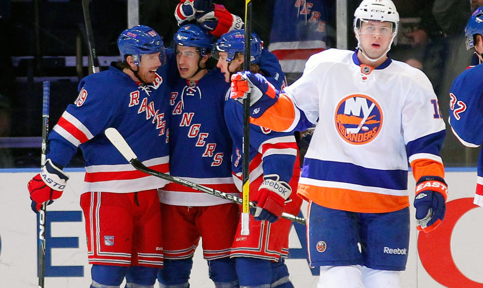 SCORET TO: Svensken Carl Hagelin scoret to ganger da Rangers vant New York-duellen med Islanders 3-0 2. juledag. NY Rangers gikk til topps i den �stre avdelingen. Foto: Paul Bereswill/Getty Images/AFP
