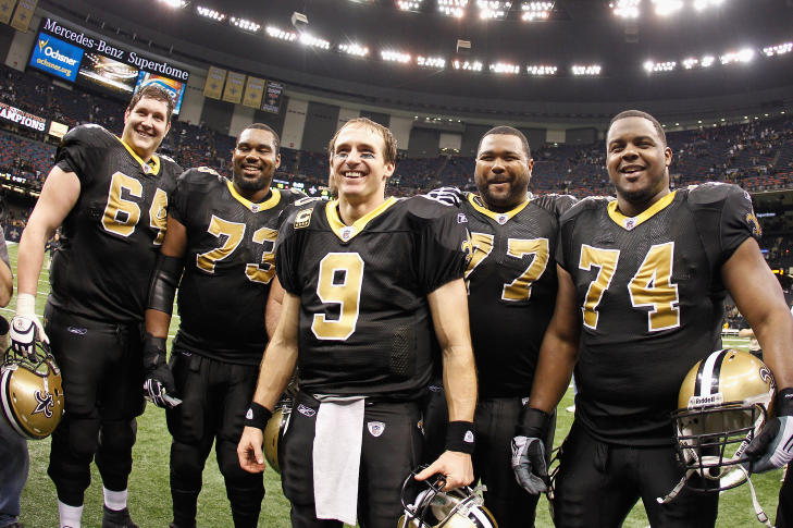 BODYGUARDS: Da pasningsrekorden var et faktum, poserte Drew Brees villig sammen med de offensive linjemennene som har gitt ham den beskyttelsen han har trengt sesongen igjennom. F.v.: Zach Strief, Jahri Evans, Drew Brees, Carl Nicks og Jermon Bushrod.
Foto: SCANPIX/Chris Graythen/Getty Images/AFP