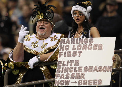 KONGEN AV SUPERDOMEN: Drew Brees ble i natt den f�rste til � sl� Dan Marinos rekord i antall passing yards i grunnserien da han regisserte New Orleans Saints' seier mot Atlanta Falcons hjemme i Mercedes-Benz Superdome. Det var en begivenhet Saints-fansen visste � verdsette.Foto: SCANPIXREUTERS/Sean Gardner