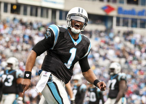 ROOKIE-REKORD: Cam Newton har i likhet med Drew Brees hatt et rekord�r i sin debutsesong i NFL. Carolina Panthers' quarterback slo Peyton Mannings rookie-rekord i antall passing yards i l�rdagens seier mot Tampa Bay Buccaneers og er i god rute til � passere 4000 yards med �n kamp igjen � spille.Foto: SCANPIX/REUTERS/Chris Keane