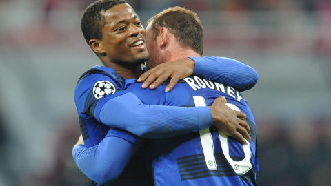 SKADER: Wayne Rooney (t.h) er en av United-spillerne som er usikre med skader, men Ferguson varslet i dag at han har to-tre av de ti skadde tilbake p� trening igjen. Foto: AFP/DANIEL MIHAILESCU