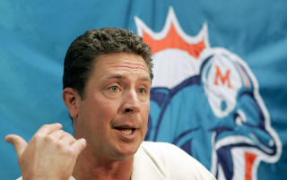 TIDLIGERE REKORDHOLDER: Miami Dolphins' legendariske quarterback Dan Marino mistet i natt sin 27 �r gamle pasningsrekord. Samtidig spilte Marino i en tidsalder der regelverket ga quarterbackene og receiverne deres langt mindre beskyttelse enn hva tilfellet er i dag. Foto: SCANPIX/AP Photo/Alan Diaz