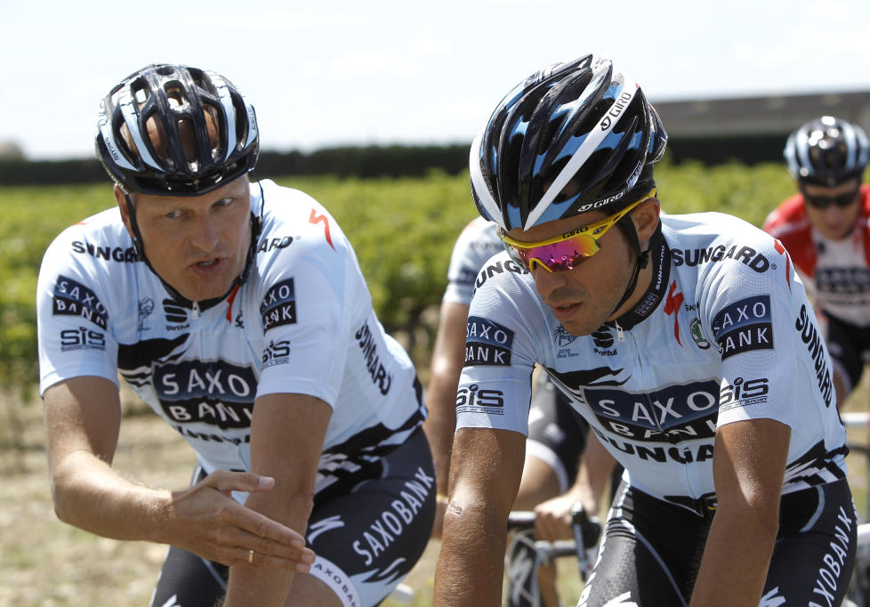 KAN MISTE PLASSEN: Saxo Bank-eier Bjarne Riis vil i l�pet av n�r framtid f� vite om laget rammes av at Alberto Contadors resultater fra i fjor blir slettet. Foto: Laurent Cipriani, AP/Scanpix