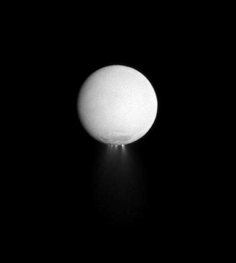 ENCELADUS: To uavhengige studier i år var veldig godt nytt for fans av flytende vann og jakta etter utenomjordisk liv, noe som gir Saturn-månen en soleklar plass på lista over de elleve største astronyhetene i 2011. Foto: AFP PHOTO / ESA/NASA/JPL/Space Science Institute/SCANPIX ENCELADUS: To uavhengige studier i år var veldig godt nytt for fans av flytende vann og jakta etter utenomjordisk liv, noe som gir Saturn-månen en soleklar plass på lista over de elleve største astronyhetene i 2011. Foto: AFP PHOTO / ESA/NASA/JPL/Space Science Institute/SCANPIX