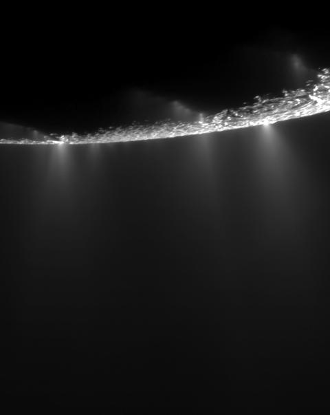 ÅPENT FOR UTFORSKNING: Geysirene på Enceladus slenger materiale fra Enceladus' indre langt ut i rommet. Det skal derfor være mulig å sende en sonde gjennom spruten for å lete etter de kjemiske fingeravtrykkene til liv. Foto: REUTERS/NASA/JPL/SSI/SCANPIX ÅPENT FOR UTFORSKNING: Geysirene på Enceladus slenger materiale fra Enceladus' indre langt ut i rommet. Det skal derfor være mulig å sende en sonde gjennom spruten for å lete etter de kjemiske fingeravtrykkene til liv. Foto: REUTERS/NASA/JPL/SSI/SCANPIX