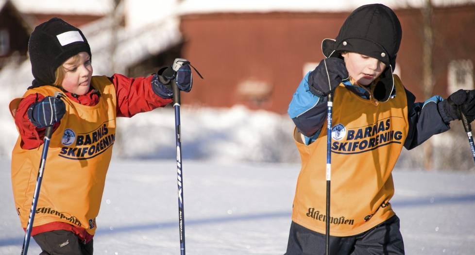 L�RER P� KURS: Det er gode grunner til at foreldre ikke n�vendigvis er de beste ski-l�rerne.  FOTO: Skiforeningen