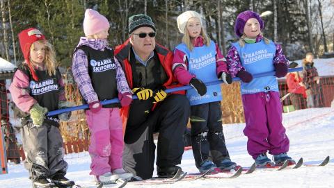 UTEN STAVER: La stavene vente, da l�rer barna riktig tyngdeoverf�ring bedre, r�der kursholderne i Skiforeningen. FOTO: Skiforeningen
