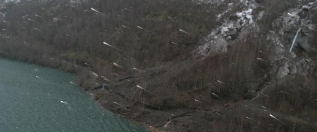 - Autovern og kantstein ble revet bort, det er mye knekte tr�r og uv�r i omr�det