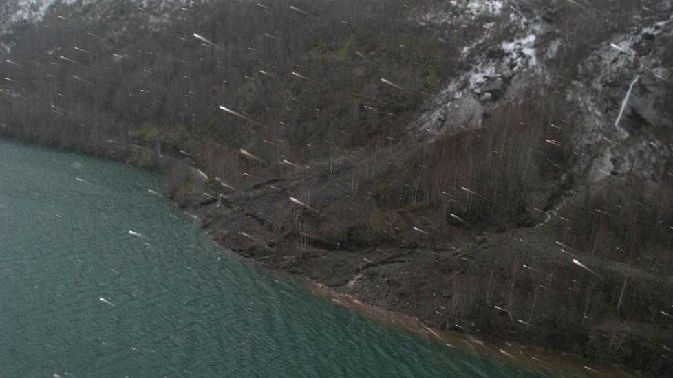 TOK BILDER: Luftambulansen fl�y inn en geolog for � vurdere veiene fra Flo til Veslebygda. P� dette bildet sees raset som legger seg over veien. Foto: Bent N�ss/Norsk Luftambulanse