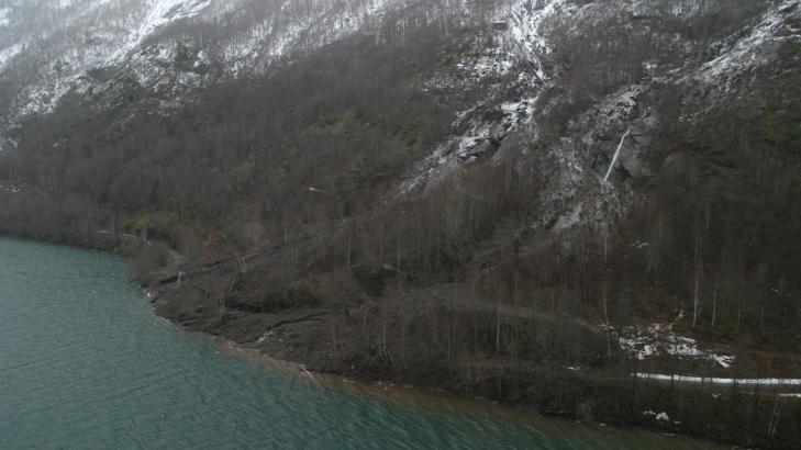 STENGTE VEIEN: Raset skyllet nedover fjellsida og stengte veien helt. Foto: Bent N�ss/Norsk Luftambulanse