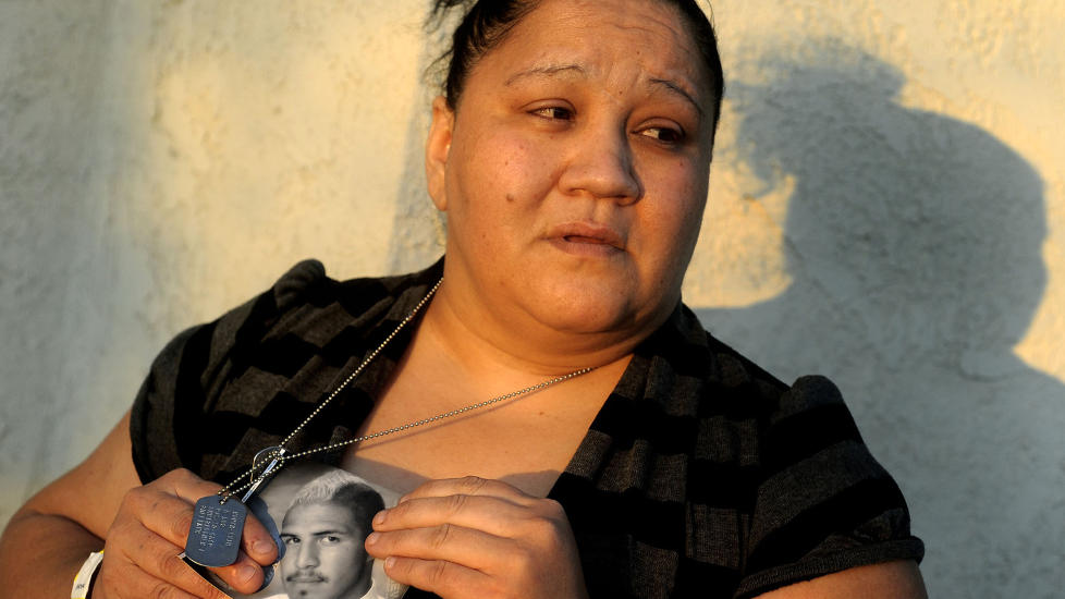 UTR�STELIG: Suzanne Sullivan holder opp et bilde av sin s�nn Christopher - krigshelten som ble skutt p� velkomstfest p� fredag. Foto: AP/The San Bernardino Sun/Gabriel Luis Acosta/Scanpix