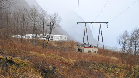 D�RLIG DEKNING: Mobildekninga forsvant mange steder grunnet uv�ret. �rdal i Sogn og Fjordane er blant tettstedene som ble isolert etter stormen Dagmar. Tr�r er veltet, biler og b�ter er skadet og veiene rundt �rdal er stengt for trafikk. Ei campingvogn bl�st overende av stormen. Foto: Frank Optun Smedegaard / Scanpix