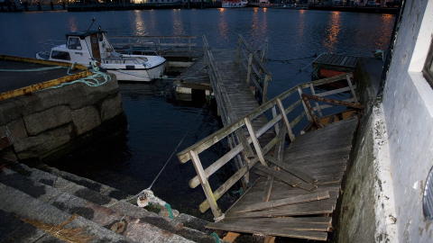 TOK TAK: Denne bryggen ved Brosundet i �lesund ble smadret da uv�ret Dagmar herjet. Foto: Svein Ove Ekornesvaag / Scanpix