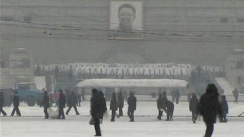  VINTER:  Innbyggere i Pyongyang i sn�v�r i morges g�r fordi et portrett av avd�de Kim Jong-il. Portrettet henger p� en plass som er oppkalt etter hans far, solens s�nn Kim Il-Sung. FOTO: REUTERS/CCTV/SCANPIX.
