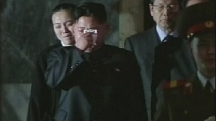  FARVEL MED FAR:  Nord-Koreas nye leader Kim Jong-un gr�ter f�r begravelsesseremonien. FOTO: REUTERS/KCNA/SCANPIX.