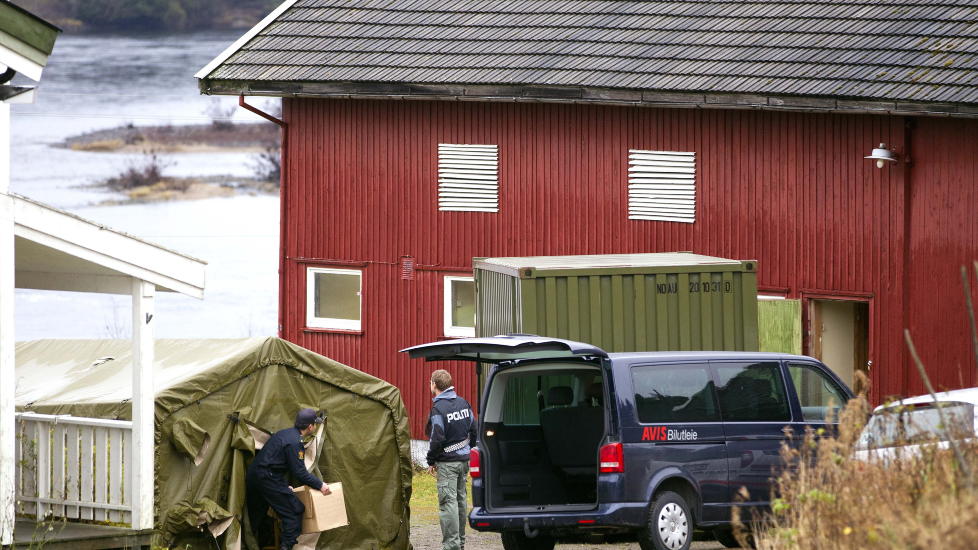  SVENSK SIM-KORT:  Et Telia sim-kort, tilh�rende en svensk kvinne som ikke har v�rt i Norge �r, er blant funnene politiet har gjort p� g�rden Anders Behring Breivik leide p� �sta. Her samler politiet bevismateriele p� g�rden 28. oktober i �r. FOTO: GORM KALLESTAD, SCANPIX.
Breivik-forsvarerne p�  befaring p� V�lstua, g�rden som terrorsiktede Anders Behring Breivik leide. Her fra g�rden.
Foto: Gorm Kallestad / Scanpix