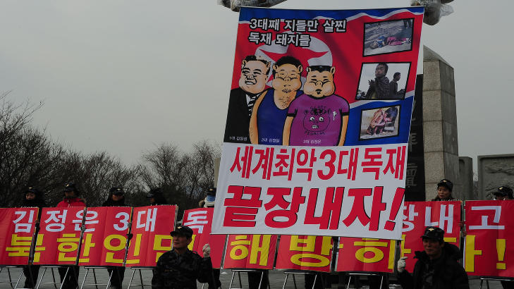  GRENSEMARKERING: Anti-Nord-Korea-demonstranter ved den demilitariserte sonen mellom s�r og nord karikerer Kim-dynastiet som tre feite griser i forbindelse med begravelsen for Kim Jong-il. FOTO: Sam Yeh, AFP/SCANPIX.