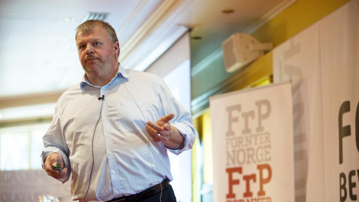  R�D TIL ALLE:  Tidligere statsr�d Bjarne H�kon Hanssen er blitt rausrere med hvem han gir r�d etter at PR-taksameteret begynte � rulle. Her tar han i mot applaus fra lokalpoliitikerne i Frp da han i v�r ga dem r�d om hvordan de skal takle en mediestorm.  
Foto: Marit Hommedal / SCANPIX.