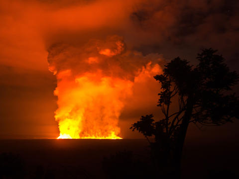 TURISTFELLE: Utbruddet i Nyamulagira i �st-Kongo fikk fart p� turismen til det farlig omr�det. Foto: AFP PHOTO /VIRUNGA NATIONAL PARK - LUANNE CADD