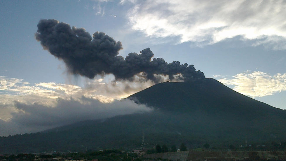 D�DELIG: Stratovulkanen Gamalama i Indonesia v�knet til liv med et kraftig utbrudd 4. desember. 11. Ingen d�de i dette utbruddet, men minst fire omkom n� som f�lge av kraftige gj�rmestr�mmer som oppst�r n�r vulkansk aske, stein og andre materialer blandes med store nedb�rsmengder. Dette farer ned fjellsiden i h�y hastighet og kan for�rsake enorme skader. Foto: AFP PHOTO/SCANPIX