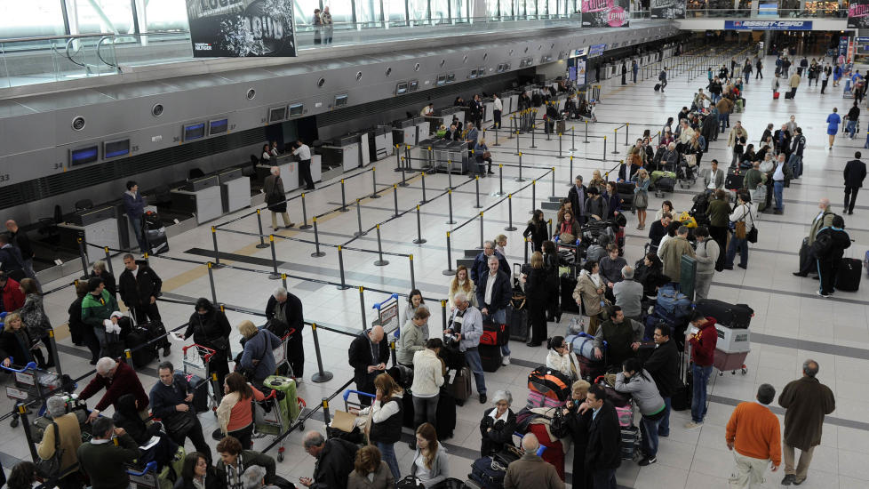DYRESMUGLING:  Det var her ved Ezeiza internasjonale flyplass i Buenos Aires at tsjekkeren fors�kte � smugle 247 dyr med p� et fly til Madrid. Foto: Juan Mabromata / AFP / Scanpix