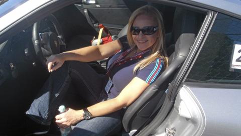 PORSCHE-LADY: For Anne Chr. Winness er det Porsche 911 som er bilen. Foto: Egil Nordlien HM Foto