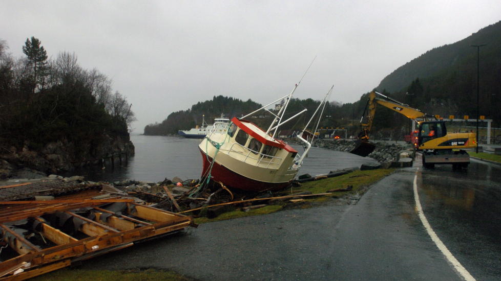 MER VIND?: Orkanen Dagmar har herjeg med b�ter og fergekai p� Magerholm i �lesund. Det kan bli mer ekstremv�r i �rene som kommer. Foto: Fridgeir Walderhaug / Dagbladet