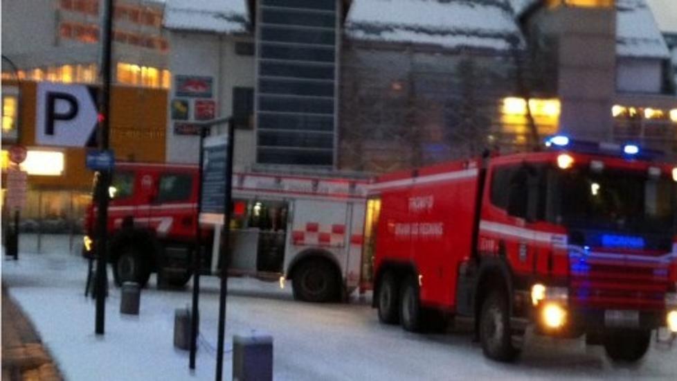 TO SKADD: Brannvensen, politi og ambulanse rykket i formiddag ut til Skarven vertshus i Troms�. To personer skal if�lge avisa ha f�tt lettere skader. Foto: Are Medby / Nordlys