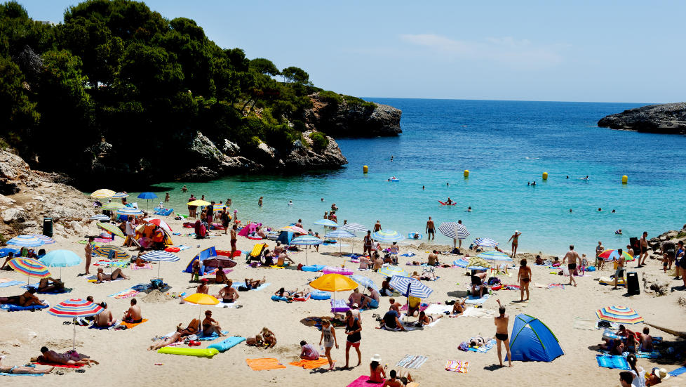 VENTER STORINNRYKK: Den spanske �ya Mallorca er fortsatt et popul�rt reisem�l. Her fra Cala d'Or-stranda. Foto: JOHN TERJE PEDERSEN