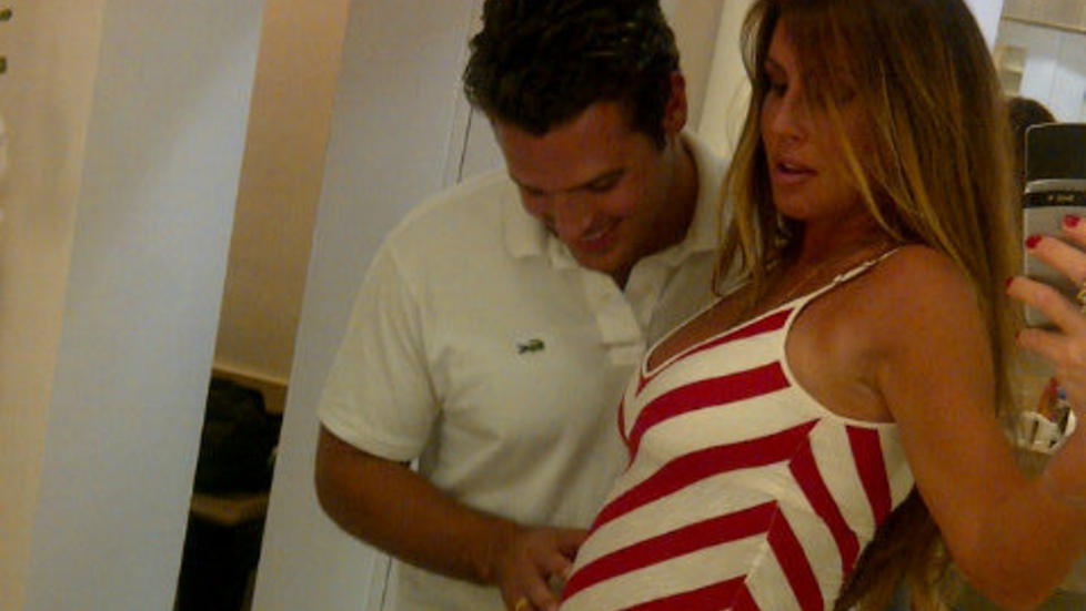 BLIR MAMMA: Rachel Uchitel blir snart mamma for f�rste gang, sammen med ektemannen Matt Hahn. Foto: Twitter