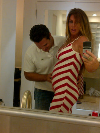 VISER FRAM BABYMAGEN: Rachel Uchitel og ektemannen gleder seg til � bli foreldre. Foto: Twitter