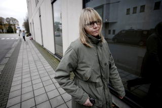 VIL IKKE SVARE FOR TUSENER I TAXIBRUK: Tidligere leder og fremdeles tillitsvalgt i SOS Rasisme, Anne Elisabeth Hansen (44), vil ikke svare p� hvordan hennes taxiregninger p� 6300 kroner havnet i  regnskapene. Her g�ende utenfor Haugaland Tingrett under rettssaken mot SOS Rasisme i november. Foto: ERLING H�GELAND/Dagbladet
