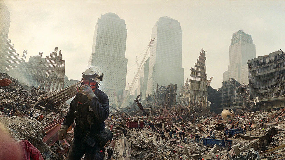 JOBBET I RUINENE: Mange av dem som deltok i redningsarbeidet i World Trade Center-ruinene har f�tt plager i ettertid. Foto: TED S. WARREN/AP