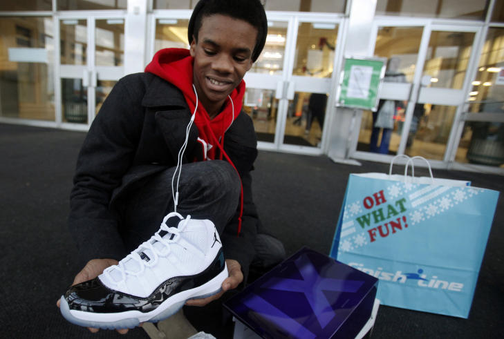 STOLT: Kristopher Rush (14) viser stolt fram sine nye Nike Air Jordan som han fikk av sine foreldre lille julaften. 14-�ringen hadde ventet utenfor skobutikken i tre timer sammen med sin far for � sikre seg de popul�re skoene. Foto: Danese Kenon / The Indianapolis Star / AP / Scanpix