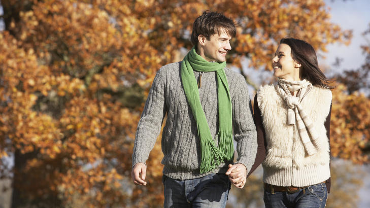 UTADVENDTHET (EKSTRAVERSJON)Dere sk�ret: Sprikende 
(den ene h�yt, den andre lavt)

Utfordringer:

- Den som sk�rer h�yt, vil treffe masse mennesker og ha behov for kvantitet i sosiale relasjoner, mens den som sk�rer lavt, vil slippe det. Det kan v�re en utfordring n�r �n vil ut p� byen i helgene, mens den andre vil v�re hjemme, sier psykolog Andreas L�es Narum.

R�d:

- Ofte vil man tenke at den andre ikke er glad i en, men det er ikke n�dvendigvis s�nn. Den som sk�rer lavt, m� greie � forsikre den andre om at �jeg ser og aksepterer deg, men orker ikke like mye sosial stimuli�. Motsatt m� den andre forsikre om at �selv om jeg trenger sosial stimuli, betyr ikke det at jeg hopper til k�ys med andre�, sier Narum.

Dere sk�ret: Lavt

Utfordringer:

- Hvis disse to i tillegg sk�rer h�yt p� stabilitet og er �selvforsynte�, ender det kanskje med at de sitter i hver sin del av huset uten � snakke sammen. Er de ustabile, kan det v�re en fare for at de sperrer seg inne med problemene og trekker hverandre ned, sier samlivsterapeut Eva Tryti.

R�d: 

- Kom dere ut og finn p� noe. Innadvendte trenger ogs� � v�re sosiale, selv om de sikkert foretrekker det litt roligere, sier Tryti.Dere sk�ret: H�ytUtfordringer:

- Disse kan skape en familiekultur hvor alt foreg�r utenfor huset. Plutselig oppdager de at de ikke har noe til felles lenger, noe som ikke er s� rart hvis de aldri er p� tomannsh�nd, sier Tryti.

R�d:

- Dere b�r finne arenaer for � v�re p� tomannsh�nd, sier Tryti.
Foto: Colourbox