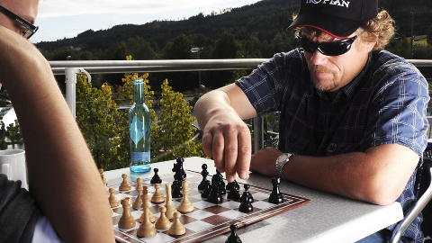 Sjakkentusiast: Lars Monsen har v�rt lidenskapelig sjakkspiller siden barndommen, og beundrer Magnus Carlsen.