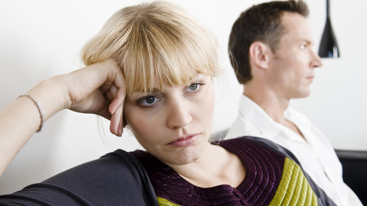 EMOSJONELL STABILITETDere sk�ret: Sprikende 

(den ene h�yt, den andre lavt)

Utfordringer:

- En varm og trygg person vil ofte v�re en superpartner for den som sk�rer lavt. Men sistnevnte vil gjerne bekymre seg mye og tolke partnerens handlinger som om hun er p� vei bort. Den som sk�rer lavt har ofte ganske reagerende temperament. For � illustrere, snakker vi her om en temperamentsfull italiener sammen med en sindig od�ling. Italieneren krever svar med en gang, od�lingen vil humre og kanskje svare om to uker. Men de to ukene kan v�re fylt av bekymring og usikkerhet, sier Narum.

R�d: 
- For den som er deppa, bekymret, nerv�s og ikke takler stress s� godt, vil det v�re veldig godt � f� mye bekreftelse p� at �det g�r bra� og �jeg ser deg� fra den andre. Men v�r obs p� at den som sk�rer h�yt her, kan bli lei. Da m� man igjen pr�ve � anerkjenne at den ene er p� en m�te, og den andre p� en annen, bli enig om at det er en uheldig situasjon, og snakke om den. Ha fokus p� at det er situasjonen som er uheldig. Det er mye bedre enn � fordele skyld og g� i historiefella: Hvem sa og gjorde hva n�r, sier Narum.

Dere sk�ret: Lavt

Utfordringer: 

- Hvis begge sk�rer lavt her, og samtidig lavt p� vennlig-skalaen, kan det bli skrekkelig slitsomt. Da snakker vi innimellom om katastrofepar. Begge er lett antennelige, barker lett sammen, og om de i tillegg er utadvendte og utfordrende, bruker de masse ord. Det f�les truende, og begge er redde og blir sinte. Dette er nok paret det er vanskeligst � jobbe med, sier Narum.

R�d:

- V�r f�re var og begynn � jobbe med dette med en gang. Dere burde koste p� dere noen timer terapi, heller f�r enn seinere, sier Narum.

Dere sk�ret: H�yt

Utfordringer: 

- Dette kan jo bli kjedelig og lite f�lelsesorientert, med lite farge. N�r det f�les som om forholdet er tomt og man driver AS Familien, hender det en ustabil, utadvendt person danser inn og en av to rammes av lynet, sier parterapeut Tryti.

R�d: 

- Bestem dere for � v�re med p� aktiviteter som stimulerer nye sider av dere. G� i teater eller meld dere p� kurs som er fremmede, sier Tryti.Foto: Colourbox