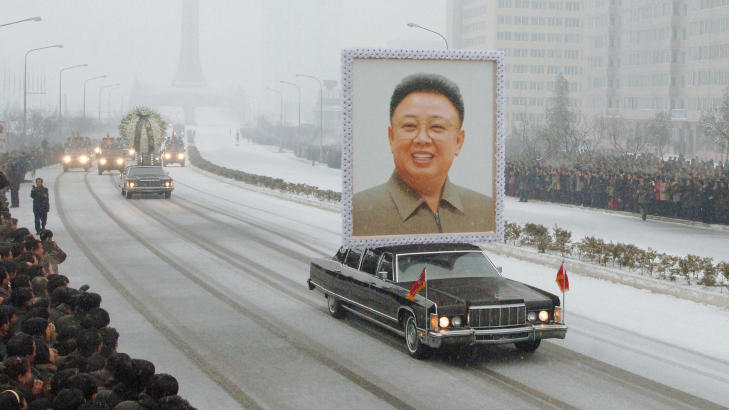 IKKE BESKJEDENT: Slik ble avd�de Kim Jong-il hedret under begravelsesseremonien. Foto: KYODO/REUTERS