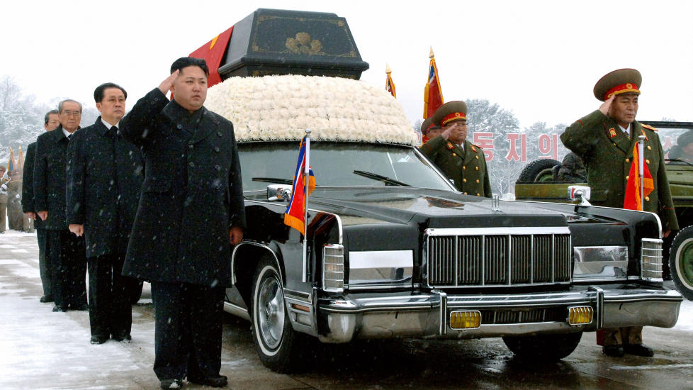 FULGTE FAREN: Kim Jong-un fulgte faren p� hans siste reise, da begravelsesseremonien ble avsluttet med en stor seanse i Pyongyang. Foto: KYODO/REUTERS