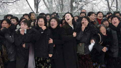 S�RGER: Bildene som er sluppet ut av Nord-Korea viser en nasjon i kraftig sorg, men internasjonal presse har ingen tilgang til landet og kan ikke rapportere fritt derfra. Foto: KCNA/REUTERS