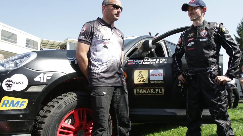 Den tidligere storhopperen Adam Malysz skal kj�re Dakar-rallyet i januar. Her er han avbildet p� en pressekonferanse da han presenterte rallylaget sitt. Foto:   EPA/BARTLOMIEJ ZBOROWSKI/SCANPIX