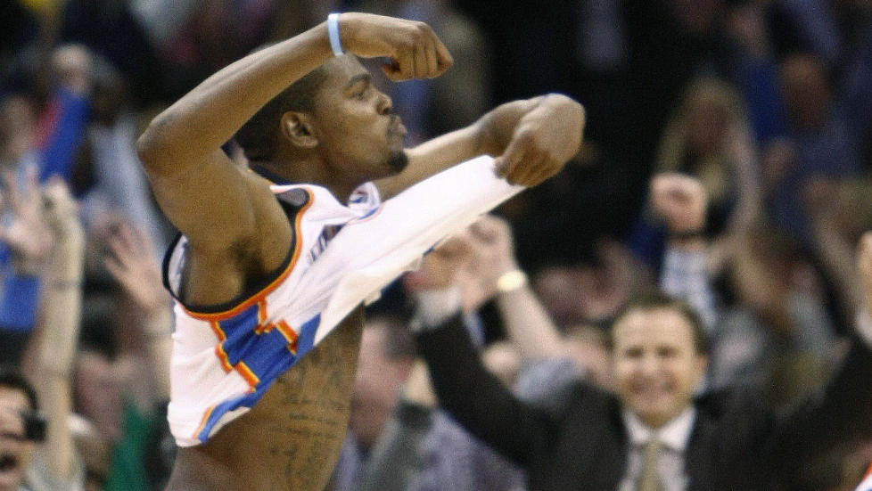 Thunder-stjernen Kevin Durant senket en trepoenger da sluttsignalet gikk og sikret vertene 104-102-seier. Foto: AP Photo / Alonzo Adams / Scanpix