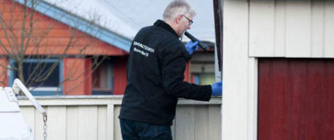 - Den ene kula traff bare en centimeter fra ryggraden