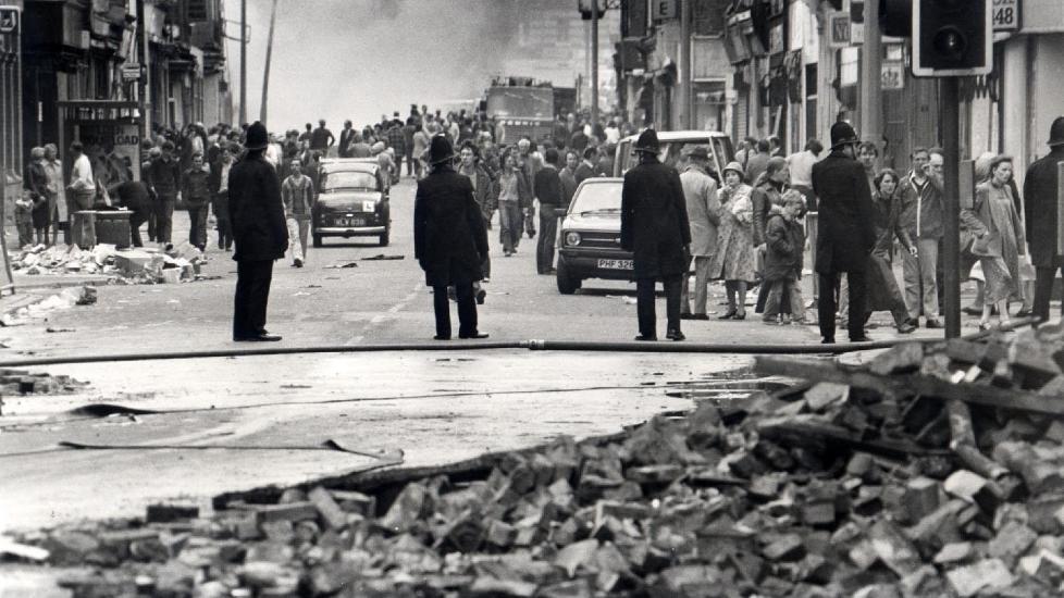 VILLE IKKE BRUKE PENGER P� LIVERPOOL: Etter oppt�yene i Liverpool i 1981 vurderte Thatcher-regjeringen � overlalte byen til seg selv og evakuere befolkningen, skriver The Guardian. Det kommer fram i nye regjeringspapirer som ble frigjort av Det britiske nasjonalarkivet i dag. Foto: BIG PICTURES/SCANPIX