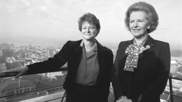 JERNLADYEN: Margaret Thatchers f�rste reaksjon da hun s� Toxteth-oppt�yene p� tv var �de stakkars butikkeierne� og hennes reaksjon ble mer lov og rett, ikke sosiale programmer. Her sammen med Norges statsminister Gro Harlem Brundtland i 1986. 
Foto: JENS KVALE/SCANPIX
