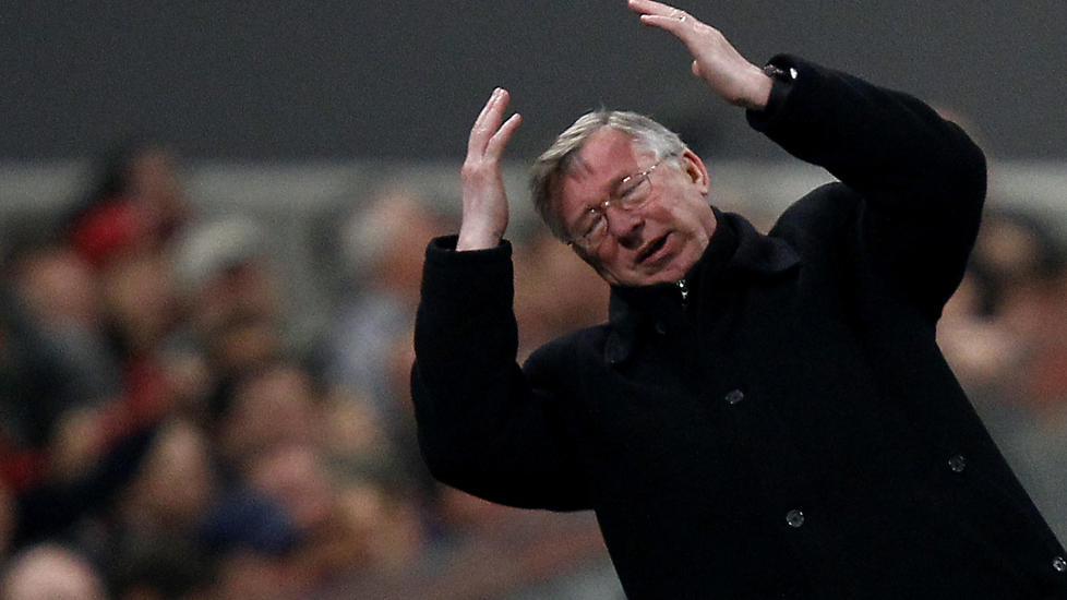 HOLDER STAND: Sir Alex Ferguson har n� passert 70 �r, men viser ingen tegn til � ville gi seg. Det er nok Manchester United-fansen sv�rt takknemlig for. Foto: Reuters / Kai Pfaffenbach / Scanpix