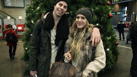 - JOBB FOR Å BEHOLDE SPENNINGEN: Caroline Beckmann (22) og Nicklas Helgesen (22): - Det er viktig å kjenne hverandre så godt at man kan være seg selv, mener Nicklas.
- I tillegg må man jobbe for å beholde spenningen og gjøre morsomme ting sammen, slik at forholdet ikke havner i et mønster, sier Caroline.
Paret har holdt sammen i seks år. Tillit er helt avgjørende, mener begge.
- Det handler ikke bare om utroskap, men også at han kan stole på at jeg vet hva som er best for meg selv hvis jeg har lyst til å gjøre noe i hverdagen helt på egen hånd, sier Caroline.
- Selvsagt er vi ikke alltid enige om alt, men da gjelder det å bli enige om at vi er uenige, sier Nicklas. - JOBB FOR Å BEHOLDE SPENNINGEN: Caroline Beckmann (22) og Nicklas Helgesen (22): - Det er viktig å kjenne hverandre så godt at man kan være seg selv, mener Nicklas.
- I tillegg må man jobbe for å beholde spenningen og gjøre morsomme ting sammen, slik at forholdet ikke havner i et mønster, sier Caroline.
Paret har holdt sammen i seks år. Tillit er helt avgjørende, mener begge.
- Det handler ikke bare om utroskap, men også at han kan stole på at jeg vet hva som er best for meg selv hvis jeg har lyst til å gjøre noe i hverdagen helt på egen hånd, sier Caroline.
- Selvsagt er vi ikke alltid enige om alt, men da gjelder det å bli enige om at vi er uenige, sier Nicklas.
