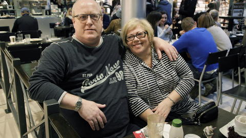 -Snakk sammen om stort og smått: Per Olav Bjørnsletten (52) og Nina Vestli (51):
- Å snakke sammen er utvilsomt det aller viktigste man kan gjøre for å få forholdet til å fungere, sier Per Olav.
- Vi er nok ganske flinke til å snakke sammen på godt og vondt, ikke bare ta opp triste ting, legger han til. Samboeren Nina tror tid til å være kjærester er vesentlig.
- Vi tøyser ganske mye sammen og er litt fjortiser innimellom. Det gjør at vi har det gøy sammen, sier Nina. Og humor er viktig i hevrdagen.
Hun setter ærlighet og troskap høyt — og det samme gjør Per Olav.
- Vi er opptatt av å ta vare på alle småtingene i hverdagen og ikke bare la forholdet gå av seg selv, sier han. -Snakk sammen om stort og smått: Per Olav Bjørnsletten (52) og Nina Vestli (51):
- Å snakke sammen er utvilsomt det aller viktigste man kan gjøre for å få forholdet til å fungere, sier Per Olav.
- Vi er nok ganske flinke til å snakke sammen på godt og vondt, ikke bare ta opp triste ting, legger han til. Samboeren Nina tror tid til å være kjærester er vesentlig.
- Vi tøyser ganske mye sammen og er litt fjortiser innimellom. Det gjør at vi har det gøy sammen, sier Nina. Og humor er viktig i hevrdagen.
Hun setter ærlighet og troskap høyt — og det samme gjør Per Olav.
- Vi er opptatt av å ta vare på alle småtingene i hverdagen og ikke bare la forholdet gå av seg selv, sier han.